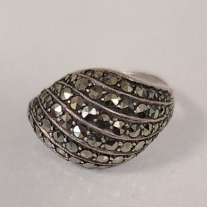 Silver Ring with Small Black/Iridescent Stones in Swirl Wave Pattern Size 6